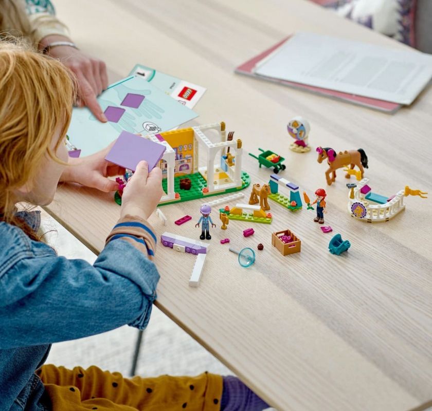 Створіть Власну Кінну Стайню з LEGO Friends Тренуванням коня.