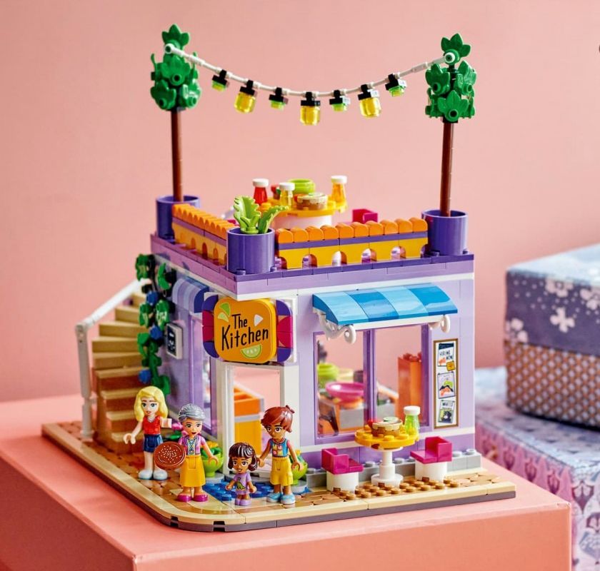 Сприяйте доброчинній справі з LEGO Friends Хартлейк-Сіті: Громадською кухнею.