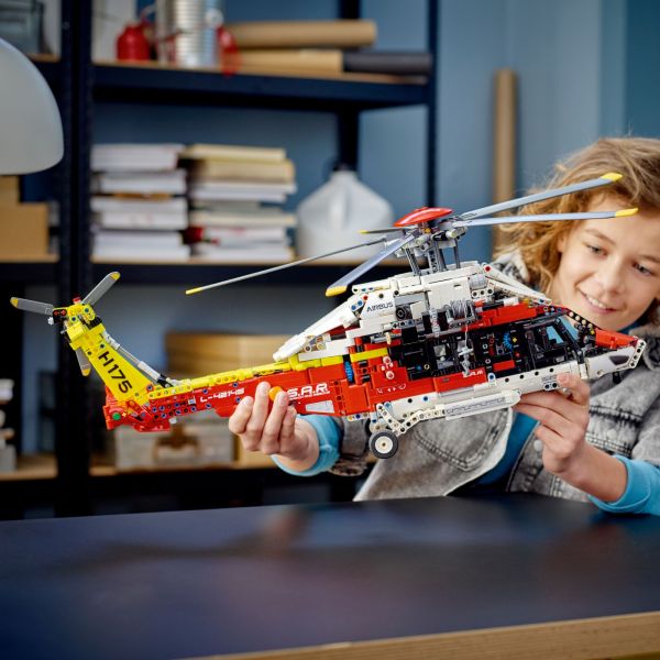 Блоковий конструктор LEGO Technic Рятувальний гелікоптер Airbus H175 (42145)