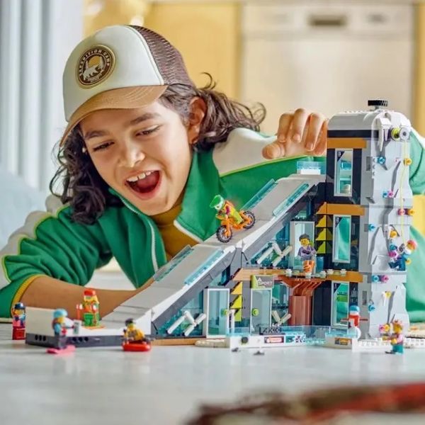 Блоковий конструктор LEGO City Гірськолижний і скелелазний центр (60366)