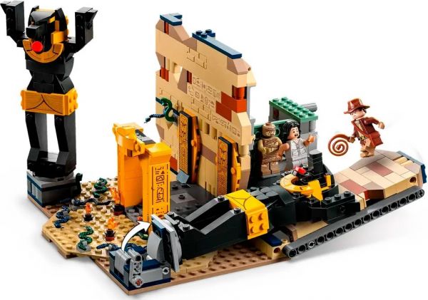 Блоковий конструктор LEGO Indiana Jones Втеча із загубленої гробниці (77013)