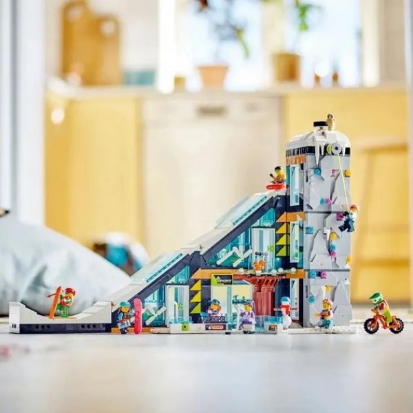 Блоковий конструктор LEGO City Гірськолижний і скелелазний центр (60366)