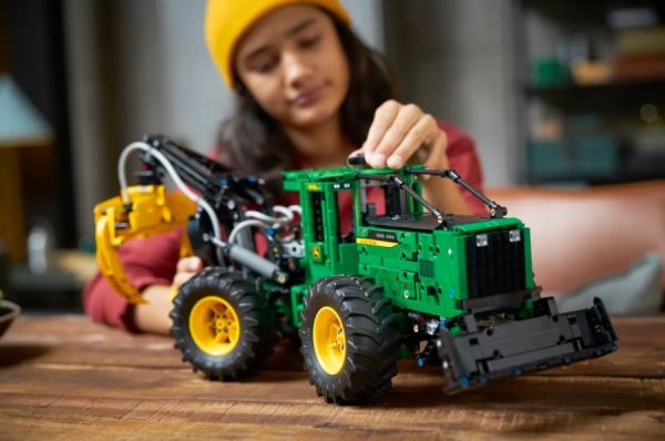 Блоковий конструктор LEGO Technic Трелювальний трактор John Deere 948L-II (42157)