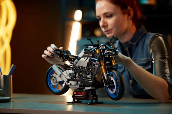 Блоковий конструктор LEGO Yamaha MT-10 SP (42159)